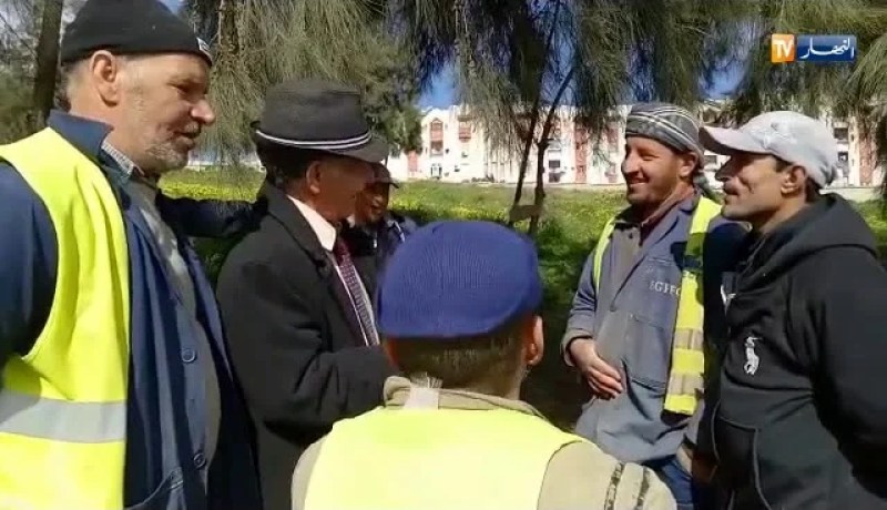 وصول إبن المرحوم عبد العزيز امقران لمقبرة حوش منڨوش  بعين المالحة بعين نعجة