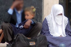 تناشد المسؤولين والمحسنين الالتفات إلى معاناتها…عائلة من ستة أفراد تسكن مستودعا ببوفاريك مهددة بالتشرد