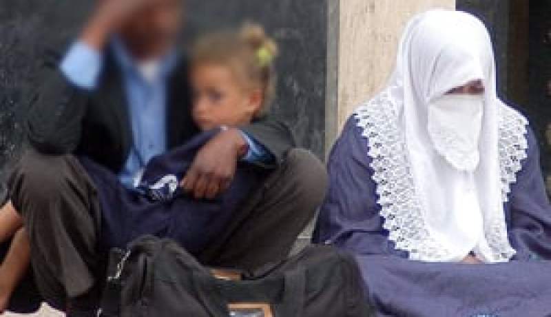 تناشد المسؤولين والمحسنين الالتفات إلى معاناتها…عائلة من ستة أفراد تسكن مستودعا ببوفاريك مهددة بالتشرد