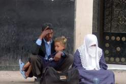 شوارع تبسة أضحت قبلة لهم ومن كل الأعمار…عائلات تقتات من القمامة وأخرى تنصب على ذقون المواطنين