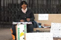 المشردة ” ليندة “.. ورشتها الشارع و بيتها قاعة الانترنيت