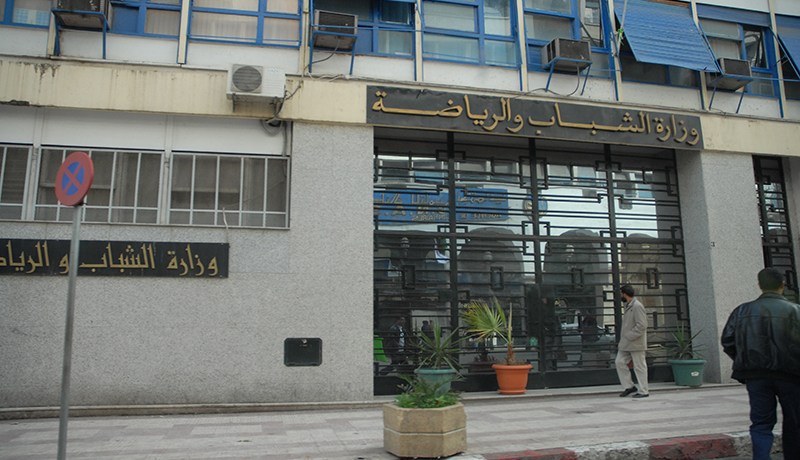 التحقيق مع إطار في وزارة الشباب والرياضة لقيادته سيارة مسروقة