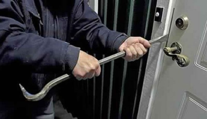 قصّر يسطون على ﻣﻜﺘﺒﺔ ﺍﻟﺒﻠﺪﻳﺔ ﻓﻲ حمادي ببومرداس