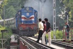 بالفيديو..قطار يمر فوق رجل هندي ولا يصاب بأذى