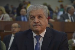 سلال يشارك في جنازة محمد عبد العزيز