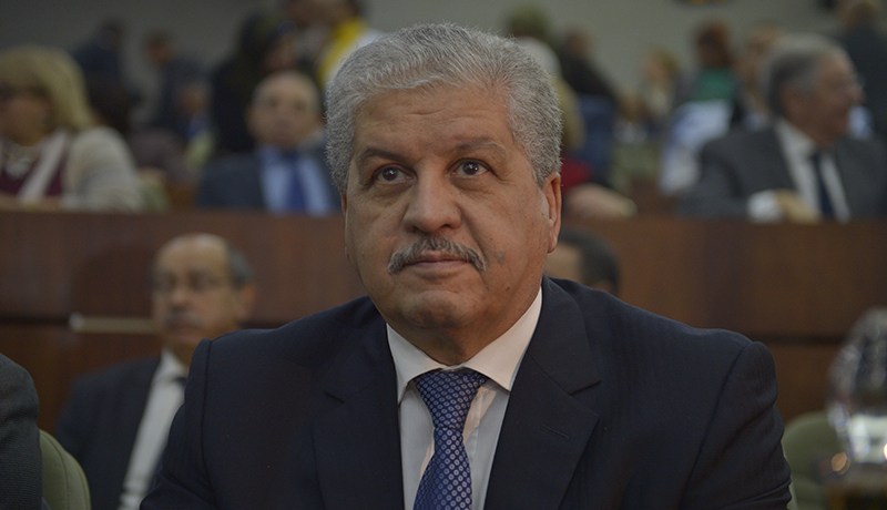 سلال يشارك في جنازة محمد عبد العزيز