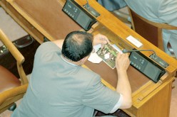 تأكيدا لما نشرته “النهار” حول عدم مبالاة بعض أعضاء مجلس الأمة بما يدور في قاعة الجلسات وانشغالهم بأشياء أخرى، “أهم” الصور أبلغ من كل تعليق.