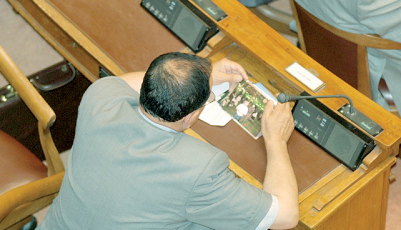 تأكيدا لما نشرته “النهار” حول عدم مبالاة بعض أعضاء مجلس الأمة بما يدور في قاعة الجلسات وانشغالهم بأشياء أخرى، “أهم” الصور أبلغ من كل تعليق.