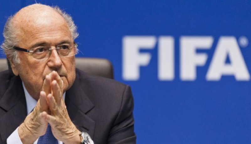 بلاتير يقترح تاريخ 18 ديسمبر لإجراء نهائي المونديال