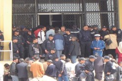 محتجون‮ ‬يحاولون رمي‮ ‬المير ‬من الطابق الأول في‮ ‬عين ارنات بسطيف