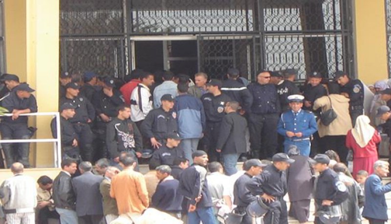 محتجون‮ ‬يحاولون رمي‮ ‬المير ‬من الطابق الأول في‮ ‬عين ارنات بسطيف