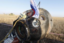 عودة رواد الفضاء في المركبة سويوز إلى الأرض