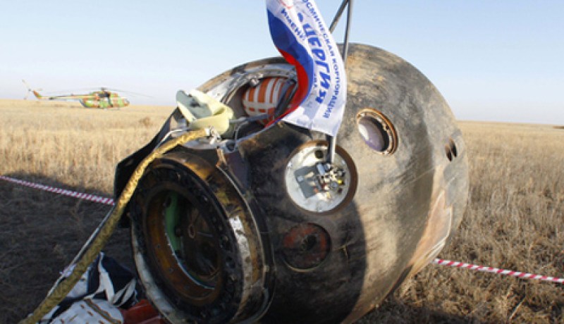 عودة رواد الفضاء في المركبة سويوز إلى الأرض