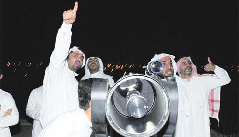 غروب القمر قبل الشمس يوم السبت يتم رمضان