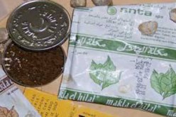 متهم‮ ‬يرمي‮ ‬كيس‮ ‬شمة ‬على وجه الضحية أثناء محاكمته