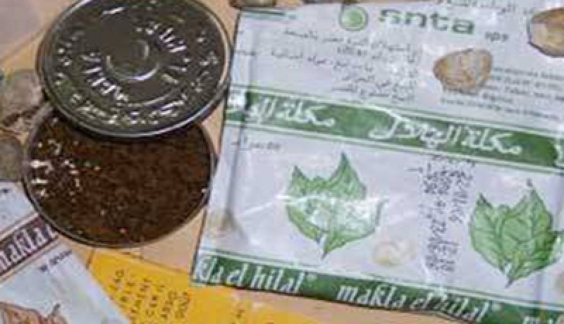 متهم‮ ‬يرمي‮ ‬كيس‮ ‬شمة ‬على وجه الضحية أثناء محاكمته