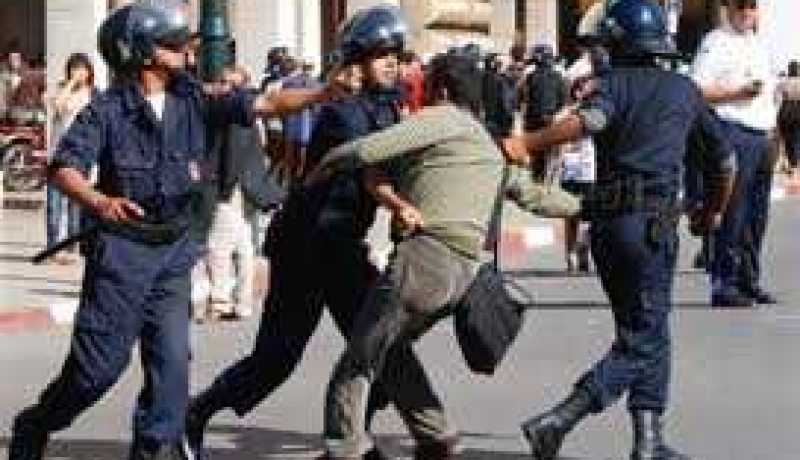شرطة المغرب تفرق بالقوة تجمعاً لمحتجين على طقوس البيعة والولاء للملكية