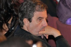 آقومي في فيلم “محافظ كندي