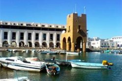 قارب محطم يعرض حياة المصطافين للخطر بسيدي فرج