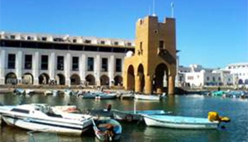 قارب محطم يعرض حياة المصطافين للخطر بسيدي فرج
