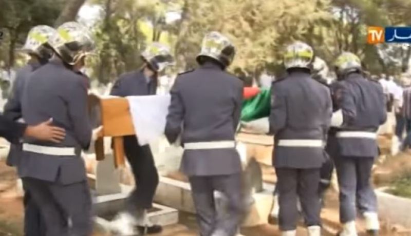 بالفيديو.. جثمان الوزير السابق محمد نذير حميميد يوارى الثرى بمقبرة سيدي فرج