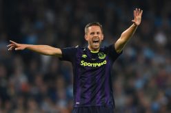 بالفيديو- لاعب إيفرتون يُسجل هدف من “منتصف الملعب” بطريقة رائعة