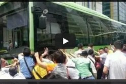 بالفيديو 100 شخص يرفعون حافلة لإنقاذ سبعينية علقت أسفلها