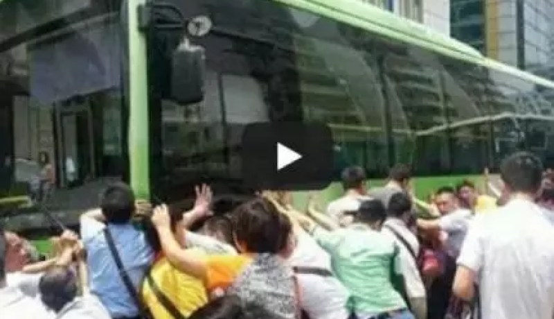 بالفيديو 100 شخص يرفعون حافلة لإنقاذ سبعينية علقت أسفلها