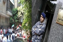 معارضون يهاجمون سفارة سوريا في القاهرة