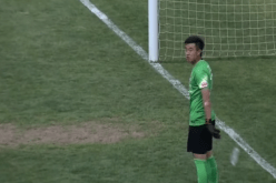 بالفيديو حارس مرمى يتلقى هدفاً عندما انشغل بشرب الماء