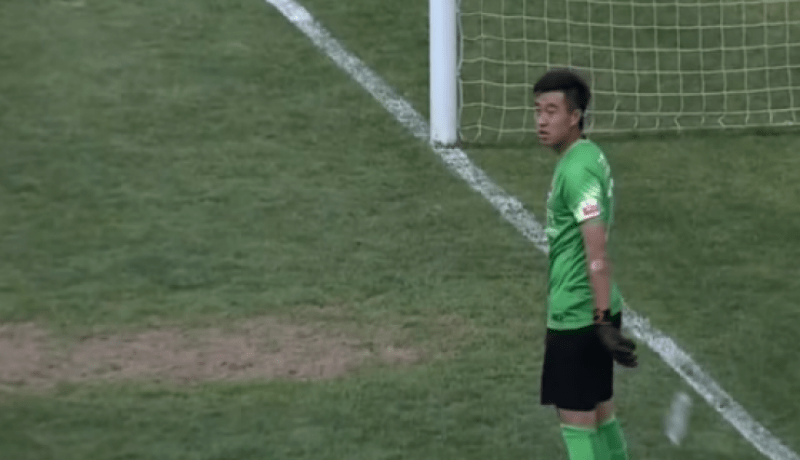 بالفيديو حارس مرمى يتلقى هدفاً عندما انشغل بشرب الماء