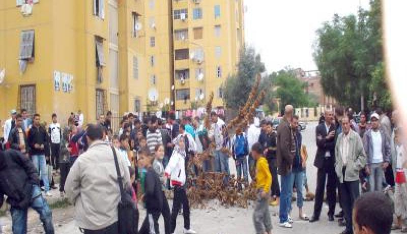 سكان الحي القصديري الماتش وسط سكيكدة يحتجون أمام مقر الولاية للمطالبة بسكنات