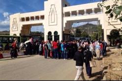 عشرات الطلبة يغلقون المدخل الرئيسي للجامعة سكيكدة للمطالبة بتخصيص حافلات خاصة بهم