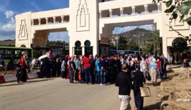 عشرات الطلبة يغلقون المدخل الرئيسي للجامعة سكيكدة للمطالبة بتخصيص حافلات خاصة بهم