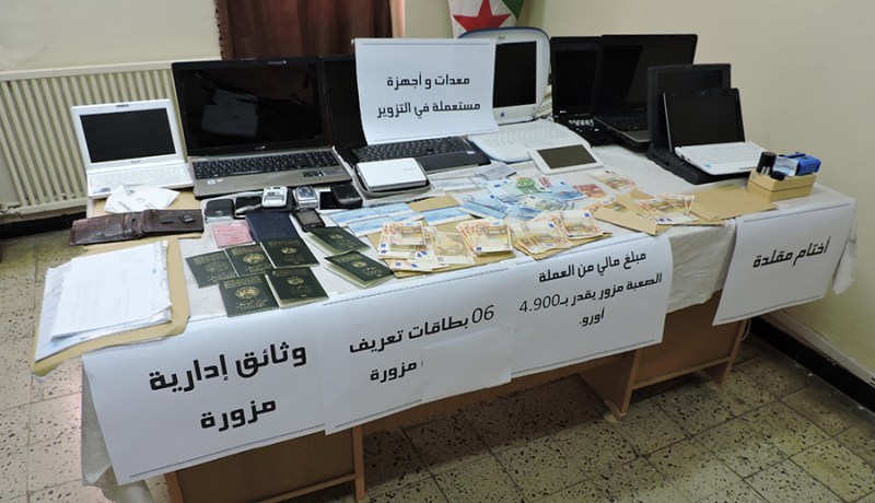 توقيف 3 فارين ينتمون لشبكة تزوير وثائق وبطاقات هويات عسكريين في تبسة