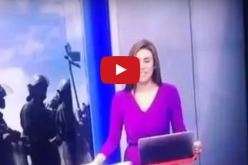 بالفيديو.. موقف محرج لمذيعة عربية أثناء قراءة النشرة على الهواء