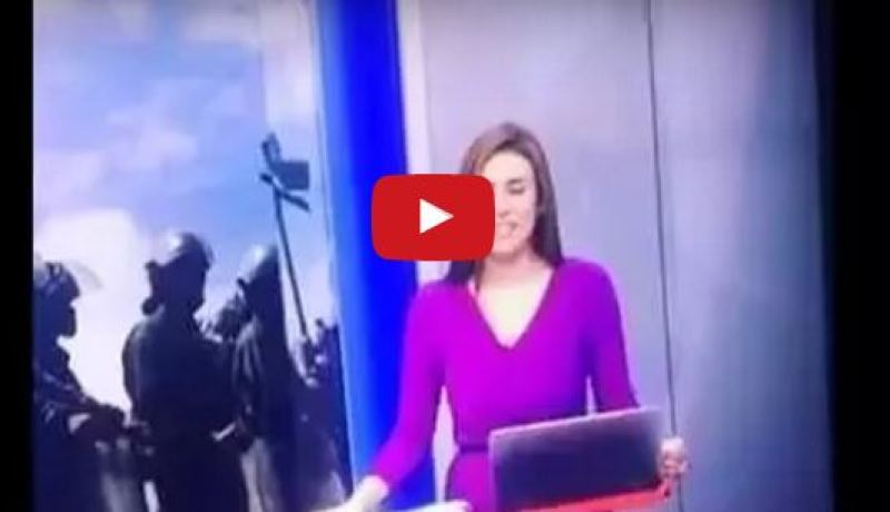 بالفيديو.. موقف محرج لمذيعة عربية أثناء قراءة النشرة على الهواء