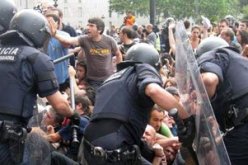 الشرطة الأسبانية تستخدم العنف والمتظاهرون يضرمون النار فى صناديق القمامة