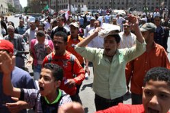 العشرات يطوفون ميدان التحرير للمطالبة بتطبيق قانون العزل السياسى