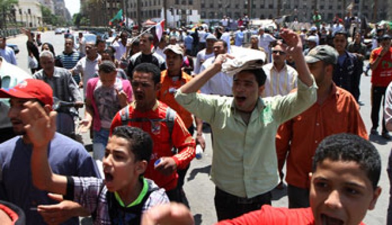 العشرات يطوفون ميدان التحرير للمطالبة بتطبيق قانون العزل السياسى