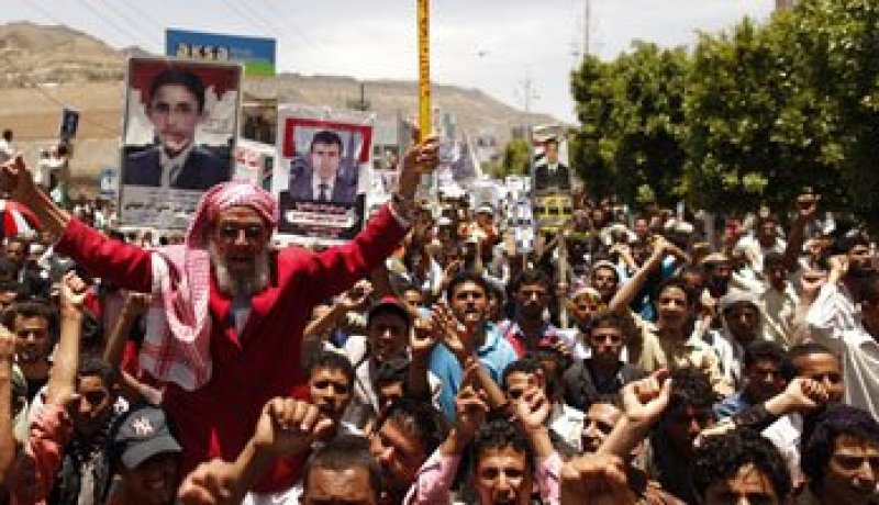 توافد الجماهير وشباب الثوار على صنعاء لتنظيم مليونية جمعة التحية