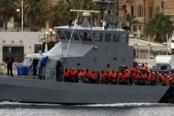 البحرية الايطالية تضبط مركبا يقل 25 مهاجر غير شرعي قادم من سوريا