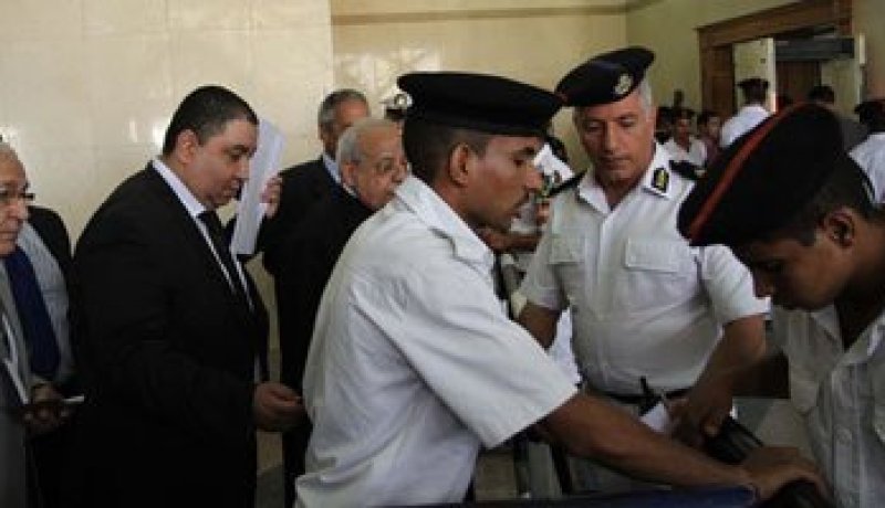 شفيق يرسل محاميه للاعتذار عن الشهادة بـ موقعة الجمل