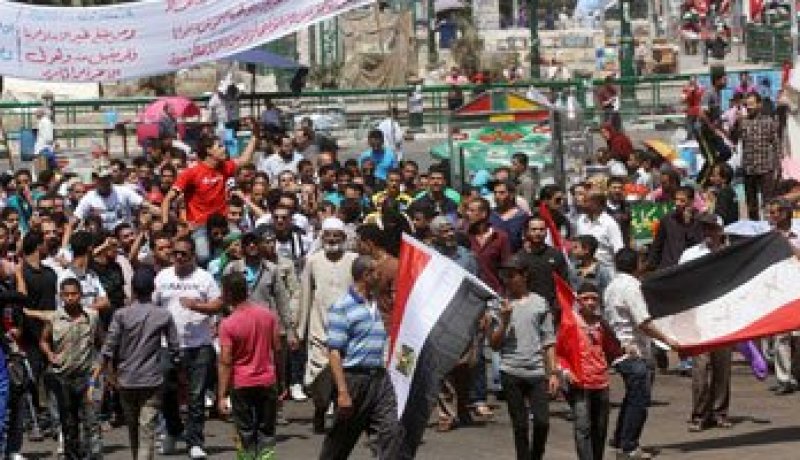 العشرات يتظاهرون بالتحرير لدعم مرسى وإلغاء الإعلان الدستورى