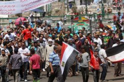 توافد العشرات للتحرير وسط غياب المنصات للمشاركة بـجمعة العزل