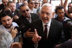 أنصار موسى وأبو الفتوح يتراشقان بالحجارة فى لجنة بالحوامدية