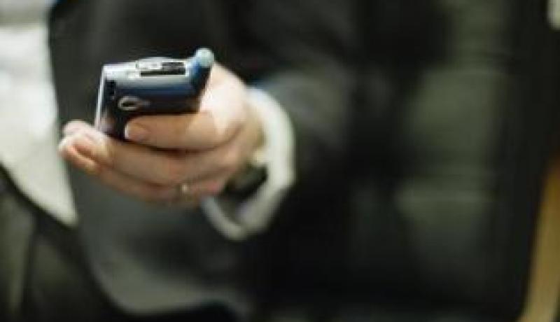 حاول التوسط لصديقه فأدين بسبب ''آس.آم.آس''