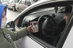 طفل يجوب الشوارع برفقة عائلته لجمع التبرعات لإجراء جراحة على الكبد