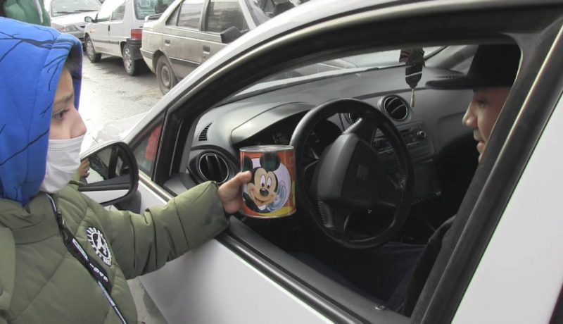 طفل يجوب الشوارع برفقة عائلته لجمع التبرعات لإجراء جراحة على الكبد