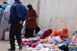 يبعن على الأرصفة.. رغم مطاردات الشرطة لهن : نساء يلتحقن بالرجال في الأسواق العشوائية بسبب الحاجة